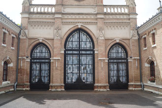 Restaurierten Tore der Aufbahrungshallen am Friedhof Hernals