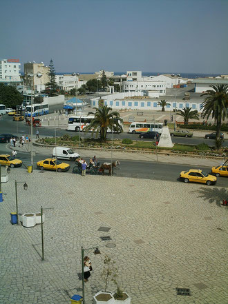 Blick aus einem Teppichladen über den Marktplatz Sousse