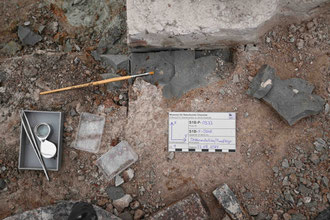Abb. 7a: Stabilisieren der Knochenfunde im Feld