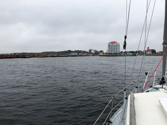 Endlich im ruhigen Wasser, warten auf die Brücke