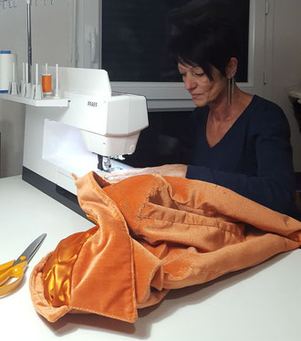 Une couturière à sa machine pour coudre