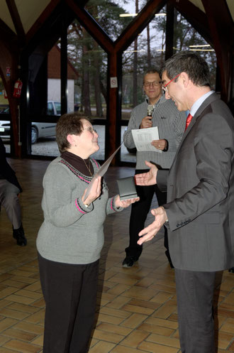 Remise de la médaille FFTA à Monique Godelu