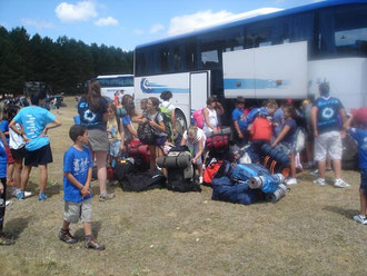 Autobús llegando a campamento