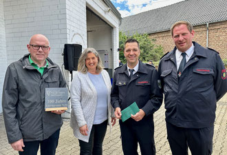 v. l. Kaiser Andreas Liesenfeld, Geschäftsführerin Claudia Jäger, Löschgruppenführer Karsten Kellner und sein stellv. Bernd Steinmann