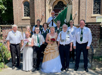 v. l. vorn: Prinzessin Meike Bong, Prinz Max Bong, Königspaar Hermann-Josef und Doris Trump, König der Könige Günter Jäger, hinten: Arnold Vlatten, Johanna Pol, Claudia Jäger, Katharina Hockel, Andreas Liesenfeld, Christiane Bong, Klara Lensing