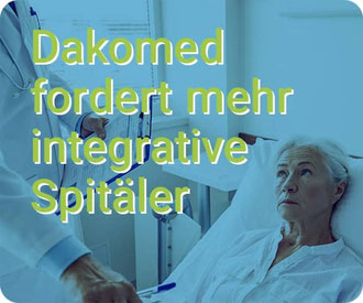 Eine ältere Dame erhält am Spitalbett von Arzt und Pflegerin Informationen