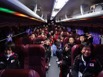 日本選手団移動中の車中
