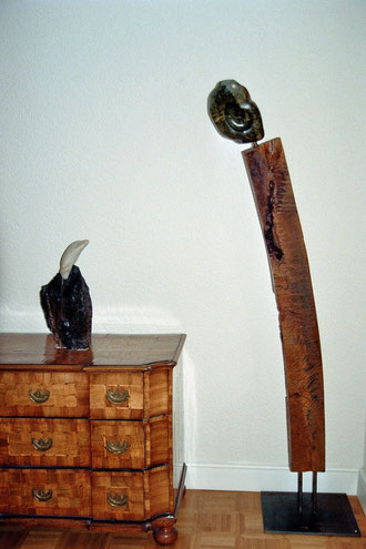 Objekt rechts:Kopf aus Steatit: Brasilien auf Eiche  h:210cm Objekt links: Steatit auf Mooreiche h: 55 cm