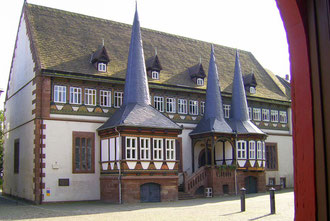 Gedenktafel (vorne links) am Alten Rathaus von Einbeck, 7-2009
