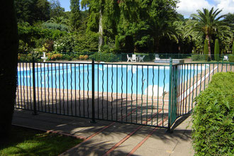 et Francine retrouve le bassin, dans lequel elle pataugeait sans se soucier de salubrité, redevenu une vraie piscine