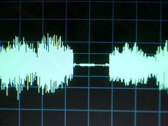 Wellenbild mit  Unterbrechung und 2kHz-Ton in d Pause mit  ca. -15dB