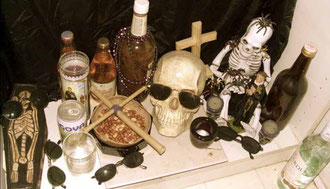 Altar Ghede, com suas oferendas e bebidas fortes.