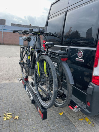 Fahrradträger wieder wie neu und Fahrräder wieder hintendrauf anstatt im Bett!