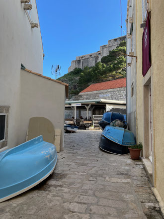 Hier gehts zum westlichen Hafen mit Mamma Mia Flair und Zugang zur Festung Lovrijenac