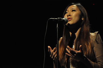 Mlle Mimi Ip, 1er prix, interprète "L'hymne à l'amour" d'Édith Piaf.