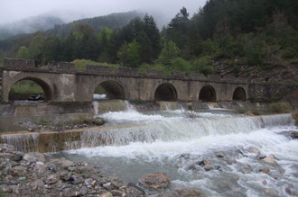 Le puente Reclusa enjambe les eaux tumultueuses