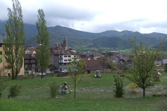 Le village de Hecho et ses sculptures vu de plus près