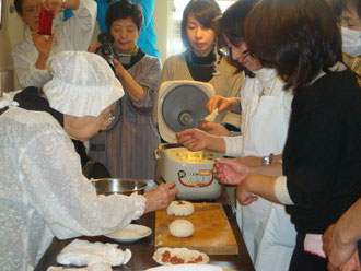 今治でおにぎりを作られる佐藤初女さんです