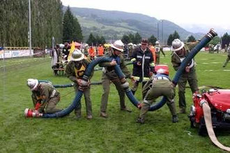 Die Löschgruppe beim Herstellen der Saugleitung.