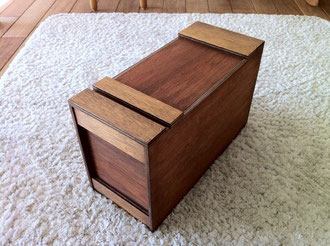 フタ付きの収納BOX