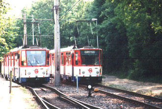 Zwei Wagen des Tatra-Typs KT8-D5 stehen am S-Bahnhof Strausberg-Stadt zur Abfahrt Richtung "Lustgarten" bereit.