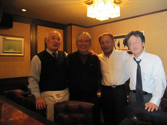 大畑氏のご友人のお店で記念撮影(左から)中村氏、大畑氏、高崎理事長、丸茂会員