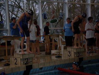 Marlies Fieguth 2 u.Elfriede Kowalewski 3 beim Start 100m Lagen