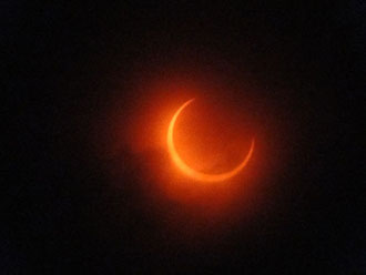 金環直前、雲の隙間から太陽が顔を出した