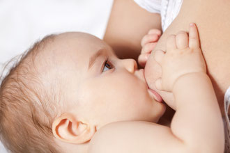 Allaitement - bébé tétant le sein de sa maman, les yeux dans les yeux