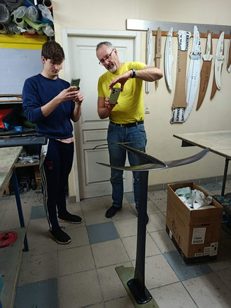 Alexis et Robert Maréchal prennent en photo leur wingfoil avec la nouvelle aile 500 PRO, dans l'atelier Aeromod