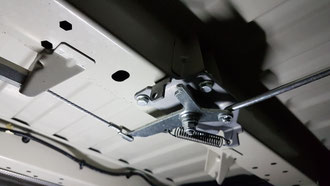 Über diesen Holm hätte eigentlich eine Verstrebung kommen sollen. Aber - auf den Zentimeter genau - steckt hier die Umlenkung der Handbremse.