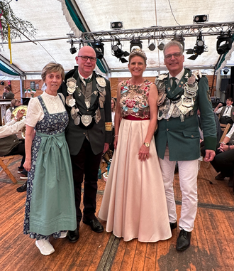 unser Kaiserpaar mit dem Vettweißer Schützenkönigspaar Diana und Ulf Hürtgen