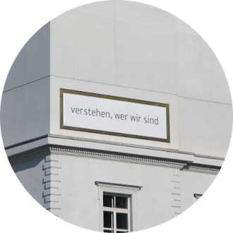 Foto mit Schriftzug "verstehen, wer wir sind" an der Fassade des vorarlberg museum in Bregenz: Symbol für Selbsterkenntnis und innere Entwicklung - Foto: Uschi Holstein