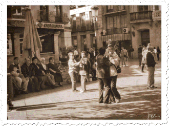 Toledo - Anziani che ballano in piazza
