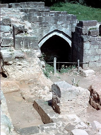 Weoley Castle 1960. Photograph by Phyllis Nicklin 1960.  Image reusable under Creative Commons licence Attribution-NonCommercial-ShareAlike 2.5 Generic (CC BY-NC-SA 2.5)