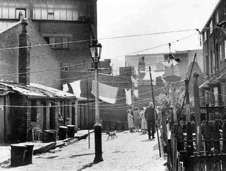 A court off Hanley Street, an area now zoned for industry. Photograph 'All Rights Reserved' from the BirminghamLives website used with the kind permission of Carl Chinn - See Acknowledgements.