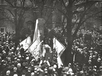 Die Einweihung des Kriegerdenkmals an der Johanniskirche Foto: Stadtarchiv