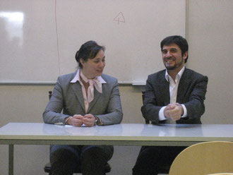 Sylvia Nichterwitz vom städtischen Integrationsamt (links) und Referent Dr. Ali Özgür Özdil im Gespräch