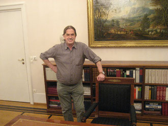 Ferdinand Uecker am Stuhl des Bundespräsidenten Joachim Gauck