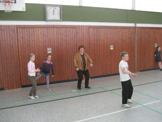 So sieht Unterstützung aus! Klassenlehrerin Gertrud Mende-Zeitner ist voll in ihrem Element