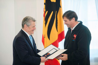 Bundespräsident Joachim Gauck ehrt Manfred Wille mit dem Bundesverdienstkreuz