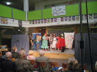 Kinder beim Theater spielen