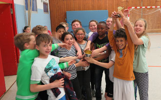 Die Klasse 4c freut scih über den "CVJM-Pokal"