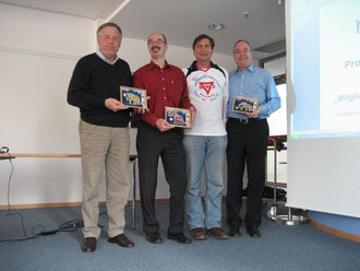 Von Links: Peter Ibrom und Axel Burgdorf.  Rechts Hubert Martens, Vizepräsident des Deutschen Volleyball Verbandes (DVV) und daneben Manfred Wille