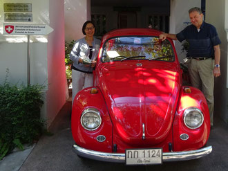 Luxami Utalpol (links) und Marc-Henri Dumur mit ihrem VW-Käfer