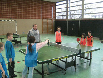 Gerd Otte mit Schülerinnen und Schülern der Regenbogenschule beim Tischtennis