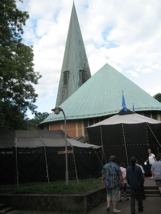 Das VCP-Festzelt vor der evangelisch-lutherischen Kreuzkirche