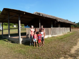 Maria présente les 2 classes de l'école du village