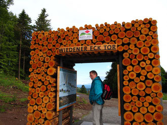 Das "Tor am Wiedener Eck" beschreibt die Westweg-Strecke.