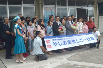 「ようこそ石垣へ」。市観光協のメンバーが田原市一行を歓迎した=石垣空港